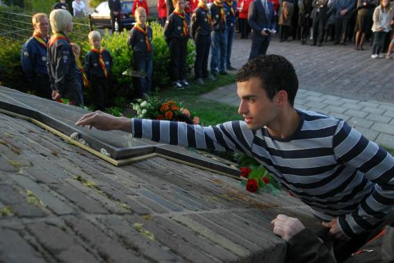 Nicha Zwarenstein Tutunji, leaving a stome at the monument, according to Jewish tradition